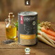 Dose LIEBESGUT Hundefutter (Bio-Huhn für Hunde) auf Holztisch mit Ölflasche, Karotten, Pastinaken und Samen, BIO-Logo.