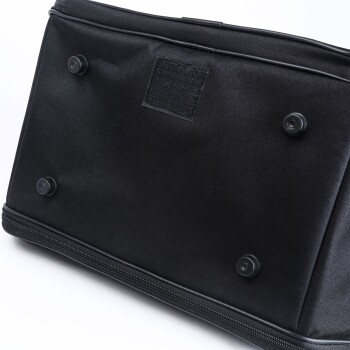 Schwarze Tragetasche für Haustiere mit Reißverschluss, ausgestattet mit vier runden Füßen und einem Klettverschluss auf der Seite.