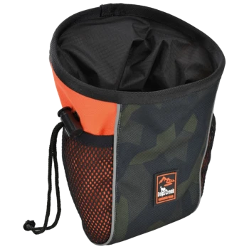 Une pochette à friandises pour chiens à motif camouflage avec un dessus orange, dotée d'une fermeture à cordon et d'une poche latérale en mesh, étiquetée "Dog Creek Outdoor Gear."