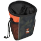 Une pochette à friandises pour chiens à motif camouflage avec un dessus orange, dotée d'une fermeture à cordon et d'une poche latérale en mesh, étiquetée "Dog Creek Outdoor Gear."