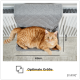 Eine entspannte orange getigerte Katze liegt auf einem grauen Haustierbett, das 42 cm mal 27 cm misst, in der Nähe eines Heizkörpers. Der Text lautet "Optimale Größe."