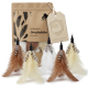 Fünf Katzenangeln aus Straußenfedern (braun/creme/weiß) mit Kraftpapierbeutel beschriftet 'KATZENANGEL Straußenfedern' und Anhänger 'Extrem robust'.