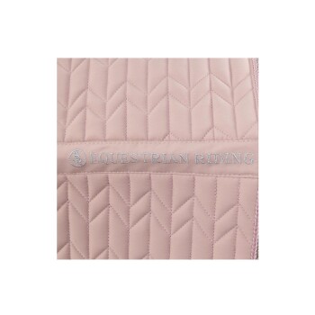 Eine Nahaufnahme eines rosa gesteppten Sattelkissens mit dem Text "EQUESTRIAN RIDING" in silberner Stickerei.