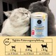Zwei Katzen, die sich liebevoll aneinander schnüffeln, neben einem Behälter mit 'Puja Cat Vitality Teeth Cracker'-Snack, mit Fütterungsempfehlungen darunter.
