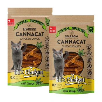 Zwei Tüten Cannacat Chicken Snack von Sparrow, mit einer grauen Katze und 80% Hühneranteil, mit Hanf und natürlichen Zutaten.