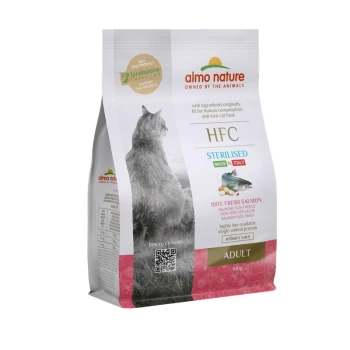 Almo Nature HFC Sterilised Katzenfutterbeutel mit einer Katzensilhouette, beschriftet mit "100% Frischer Lachs" und "Erwachsene", mit Nährwertangaben.