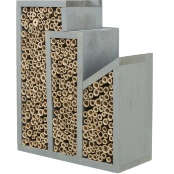 Bienenhotel Holzinsektenhotel mit mehreren Fächern, gefüllt mit hohlen Bambusröhren, entworfen, um nützliche Insekten anzulocken.