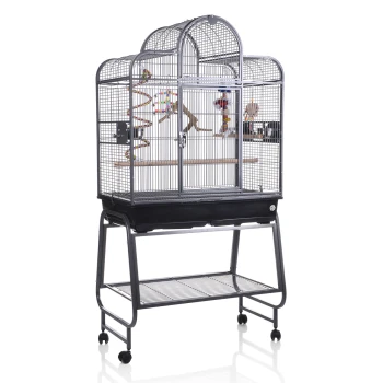 Voliere San Remo III dunkelgrau Ein großer, silberner Vogelkäfig mit einer gewölbten Oberseite, der mit Holzstangen, bunten Spielzeugen und einem herausziehbaren Tablett auf einem fahrbaren Ständer ausgestattet ist.