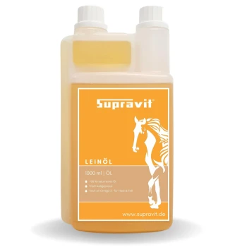 Flasche Supravit Leinöl für Haustiere, 1000 ml, mit Pferdegrafik und Holzlöffel mit Leinsamen.