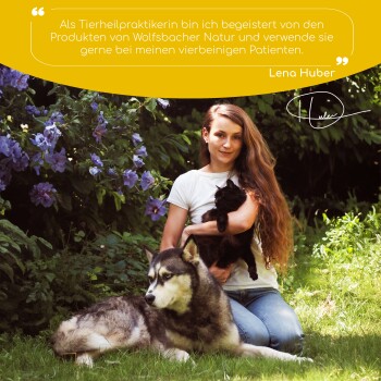 Ein flauschiger brauner Hund liegt auf grünem Gras neben einer Tropfflasche mit der Aufschrift "BIO MOTHERZENG", mit Dosierungsanweisungen für Hunde und Katzen.