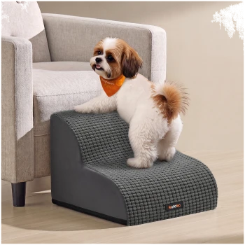 Kleiner flauschiger weiß-brauner Hund mit orangefarbener Bandana steht auf grauen Haustiertreppen mit 'feandrea'-Etikett.