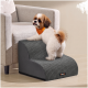 Kleiner flauschiger weiß-brauner Hund mit orangefarbener Bandana steht auf grauen Haustiertreppen mit 'feandrea'-Etikett.