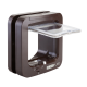 Braune Haustiertür mit einer klaren Klappe, mit einem Bedienfeld mit Symbolen und dem Markennamen "SUREFLAP" angezeigt.