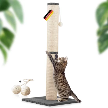 Getigerte Katze kratzt an einem hohen beigen Sisal-Kratzbaum mit hängendem Ballspielzeug, „Made in Germany“-Etikett sichtbar.