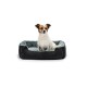 Ein kleiner Hund sitzt bequem in einem plüschigen, grauen Hundebett mit einem weichen Innenraum, das ein gemütliches Design für Haustiere zeigt.