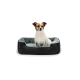Ein kleiner Hund sitzt bequem in einem plüschigen, grauen Hundebett mit einem weichen Innenraum, das ein gemütliches Design für Haustiere zeigt.
