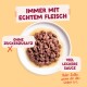 Schüssel mit stückigem Nassfutter in Soße mit den Texten IMMER MIT ECHTEM FLEISCH, OHNE ZUCKERZUSATZ, VIEL LECKERE SAUCE