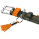 Grünes Lederhalsband mit orangefarbenen Wildleder-Akzenten, silberner Schnalle und D-Ring, an dem eine orangefarbene Troddel hängt; Anhänger mit Gravur „HUNTER“