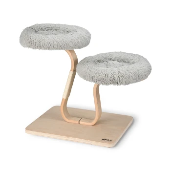 Kratzbaum Ida Ein moderner Katzenbaum mit zwei plüschigen, grauen, runden Plattformen, die von einem gebogenen Holzrahmen und einem stabilen Holzsockel gestützt werden.