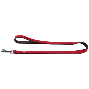 Rote Hundeleine mit schwarzer Innenpolsterung, gepolstertem Schlaufenhandgriff, silbernem Karabinerhaken und kleinem Metall-Brandanhänger.