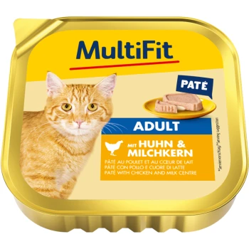 Tierfutterverpackung mit einer roten Katze, beschriftet "MultiFit Paté Adult" mit Text, der angibt, dass es Huhn und Milchfüllung enthält.