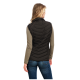 Eine Frau mit langen Haaren ist von hinten zu sehen, trägt eine schwarze Daunenweste über einem langärmeligen olivfarbenen Shirt, kombiniert mit blauen Jeans.