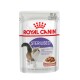 Royal Canin Sterilised Katzenfutterbeutel, 85g, mit einer flauschigen Katze und einer Futterschüssel, mit Text in mehreren Sprachen.