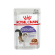 Royal Canin Sterilised Katzenfutterbeutel, 85g, mit einer flauschigen Katze und einer Futterschüssel, mit Text in mehreren Sprachen.