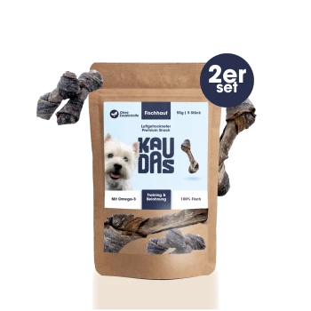 Hundeleckerli-Verpackung mit Snacks aus Fischhaut, beschriftet mit "KAUDAS", mit einem Foto eines Hundes, das "100% Fisch" und "Mit Omega-3" angibt.