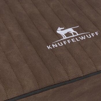 Braunes Haustierbett mit vertikaler Naht und dem "KNUFFELWUFF"-Logo, das eine Silhouette eines Hundes zeigt.