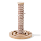 Katzenscratch-Posten mit einer hohen, strukturierten, mit Seil umwickelten Säule und einer kreisförmigen Holzbasis mit einem labyrinthartigen Design.