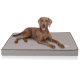 Ein brauner Hund liegt bequem auf einem grauen Haustierbett mit schwarzem Rand, mit dem Markennamen "HAPPELWUFF" an der Seite.