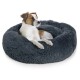 Ein gemütliches, rundes, dunkelgraues Hundebett mit einer flauschigen Textur, in dem ein entspannter Hund bequem ruht.