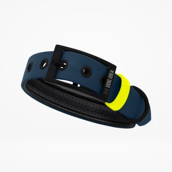 Biothane Halsband Navy neon gelb XL Ein blauer Hundehalsband mit einer schwarzen Schnalle und einem leuchtend gelben Akzent, mit dem Text "THE DOG IDEA."