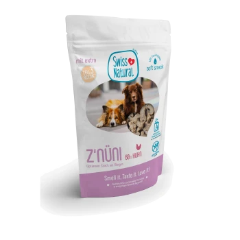 Weiß-lila Swiss Natural Hundesnack-Tasche Z'NÜNI 60% Huhn, Foto von zwei Hunden, Slogan "Smell it. Taste it. Love it!"