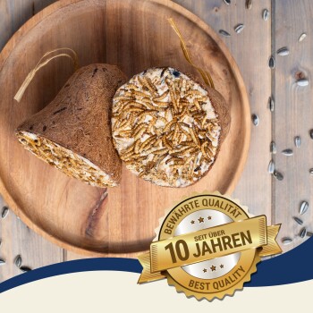 Zwei Vogelfutterspender in Form von Glocken, gefüllt mit Mehlwürmern, auf einem Holzbrett, mit einem Abzeichen, das 'Best Quality seit über 10 Jahren' liest.