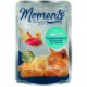 Pochette de nourriture pour chat avec du thon et des crevettes, une fourchette avec de la nourriture, et un chat orange en train de se prélasser. Le texte indique "Moments à savourer" et "Filet de qualité."