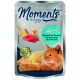 Tüte Katzenfutter mit Thunfisch und Garnelen, einer Gabel mit Futter und einer sich entspannenden orangefarbenen Katze. Der Text lautet "Momente zum Genießen" und "Qualitätsfilet."