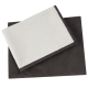 Ein weiches, beiges Haustierhandtuch liegt auf einem dunkelbraunen Handtuch, das ihre plüschigen Texturen und kontrastierenden Farben zeigt.