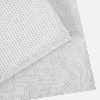 Zwei Haustierbettwaren aus weichem grauen Stoff, eine mit gerippter Textur und die andere glatt, die sich leicht überlappen.