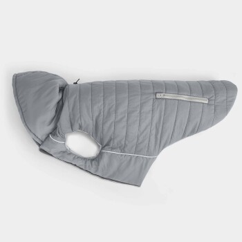 Eine graue, gesteppte Hundejacke mit Kapuze und einem Reißverschlussfach, entworfen für Wärme und Komfort.
