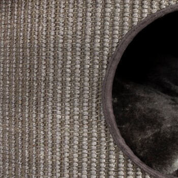 Nahaufnahme eines strukturierten, grauen Haustierbettes mit einem runden Eingang, das ein weiches, dunkles Innere aufweist.