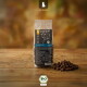 Tüte LIEBESGUT Bio-Rinder-Minis auf einem Holztisch mit einem Haufen Trockenfutter, Überschrift 'Für Katzen' und sichtbares BIO-Siegel.