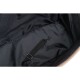 Nahaufnahme des Innenraums eines Haustierbettes mit einem schwarzen, glatten Stoff mit einem Riemen und Clip zur Sicherung eines Haustieres.