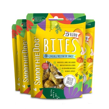Drei gelbe SmoothieDog 'BITES' gefriergetrocknete Huhn-Snack-Beutel mit der Aufschrift 'Huhn' und 'Freeze Dried'