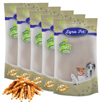 Fünf Beutel von Lyra Pet natürlichen Haustierleckereien, mit einer Vielzahl von Hund- und Katzenbildern, mit einem Haufen Leckerli-Sticks davor.