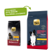 Twee zakken Select Gold hondenvoer: één zwart met een hondenafbeelding, de andere rood met een border collie, beide gelabeld "Medium Adult."