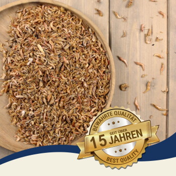 Getrocknete kleine Garnelen in einer Holzschale auf einer Holzoberfläche mit goldenem Abzeichen "15 Jahren Best Quality."