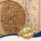 Getrocknete kleine Garnelen in einer Holzschale auf einer Holzoberfläche mit goldenem Abzeichen "15 Jahren Best Quality."