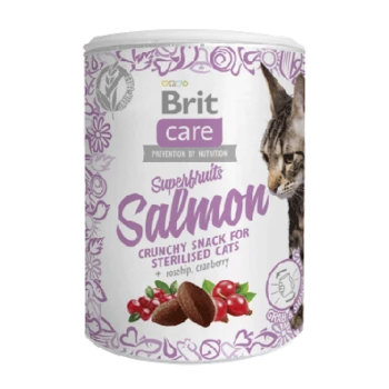 Puszka Brit Care Superfruits Salmon, oznaczona jako chrupiąca przekąska dla sterylizowanych kotów, z takimi składnikami jak dzika róża i żurawina.